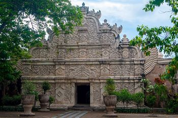 Der Westeingang, der Gedhong Gapura Hageng, wurde fr�her als Haupteingang zum Badekomplex genutzt.