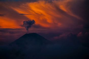 Sonnenaufgang �ber dem Vulkan Bromo auf Java.